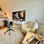 Super Beauty Metro Wifi 65'tv Netflix Hbo Appletv+ * ワルシャワ